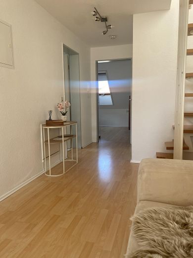 Helle 62 m² Galeriewohnung mit Einbauküche & Stellplatz in Weingarten – Flur