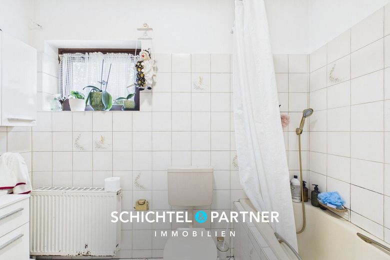Huchting | Freistehendes Zweifamilienhaus mit großem Grundstück – S&amp;P | Badezimmer