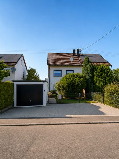 Anschauen. Verlieben. Einziehen. Modernisierte Doppelhaushälfte mit schönem Garten. – Hausansicht von Straße