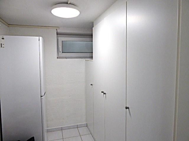 Skrajny dom szeregowy w architekturze split-level, wszystko oprócz zwyczajności! – Vorrat mit Einbauschrank