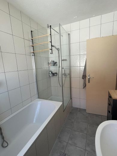 Modernes Zuhause mit Parkblick – 4-Zimmer-Wohnung mit großem Süd-Balkon & Garage – Badezimmer