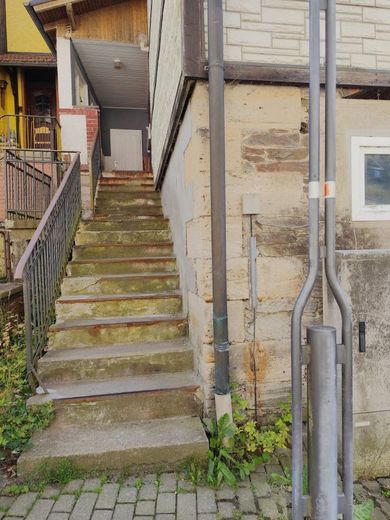 Exzellente Kapitalanlage mit Historie und stabiler Rendite: Vollvermietetes Mehrfamilienhaus in 96528 Frankenblick-Rauenstein! – Treppenaufgang Wohnhaus