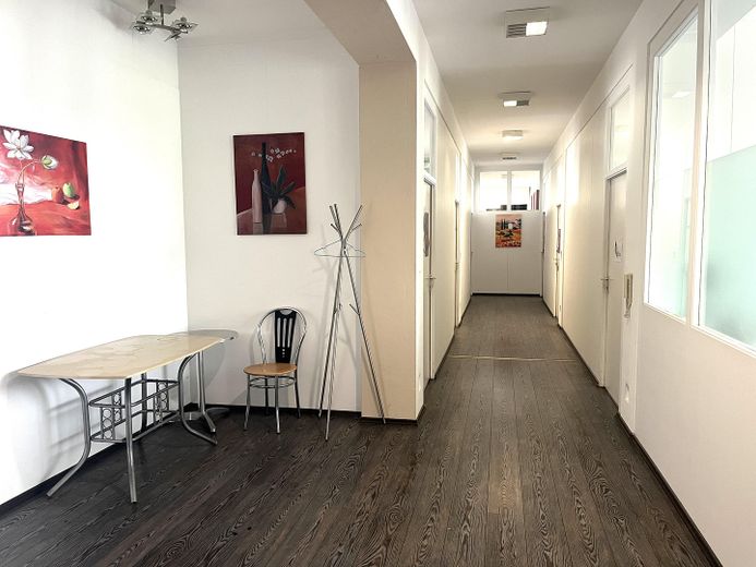 Einzelbüro erweiterbar bis ganze Etage Toplage-Sendling – Glasfaser – Aufzug – Parkplätze – Etagenflur