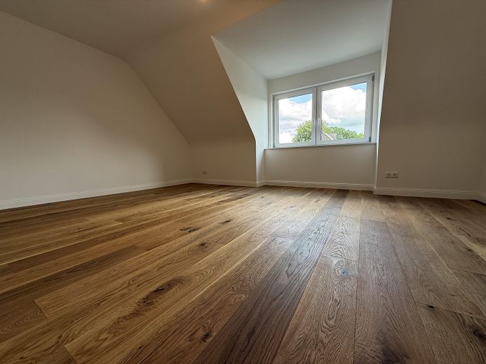 Etagen-Wohnung mit Reihenhaus-Charakter: kernsaniert, hell, Top-Schnitt, gut angebunden & im Grünen – Wohnzimmer-4