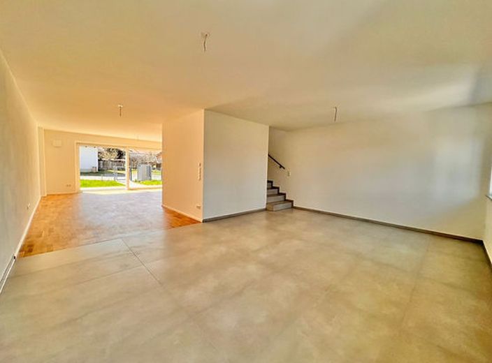Barrierefrei und perfekt für jede Lebensphase - Vielseitiges Reihenhaus- ohne Makler – Blick Küche in Wohnbereich