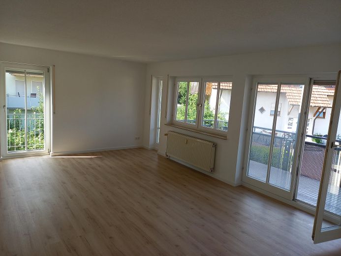 Lichtdurchflutete Zweizimmerwohnung – Ausgang zum Balkon
