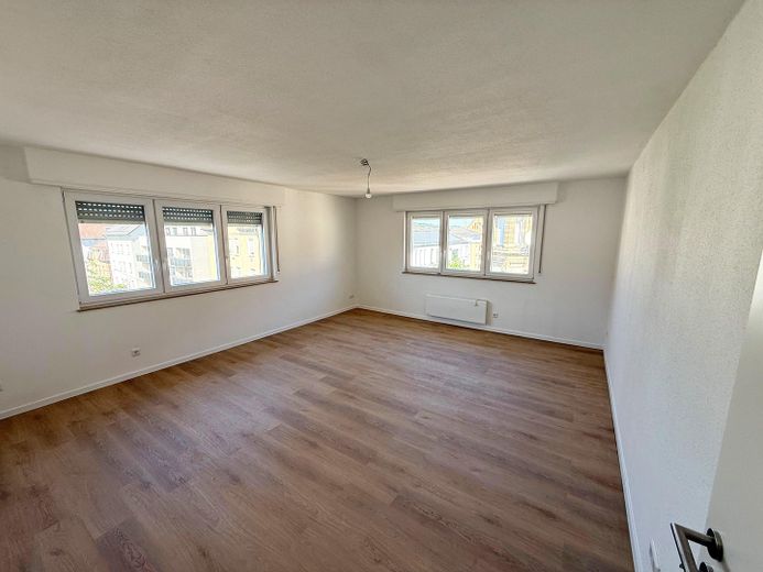 Frisch komplettsanierte 4-Zimmer-Wohnung mit Einbauküche & Balkon in Stuttgart-Bad Cannstatt – Wohnzimmer