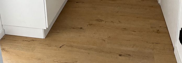 Joya residencial lista para entrar a vivir, con cocina a medida y tranquilo balcón con vistas al verde: ¡sin comisión! – Flur
