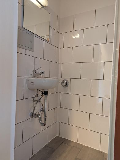 ##Exklusives Laden-/Bürolokal (56 m²)# in Germering: Top-Frequenzlage am "Kleinen Stachus" – Neue Sanitäranlagen