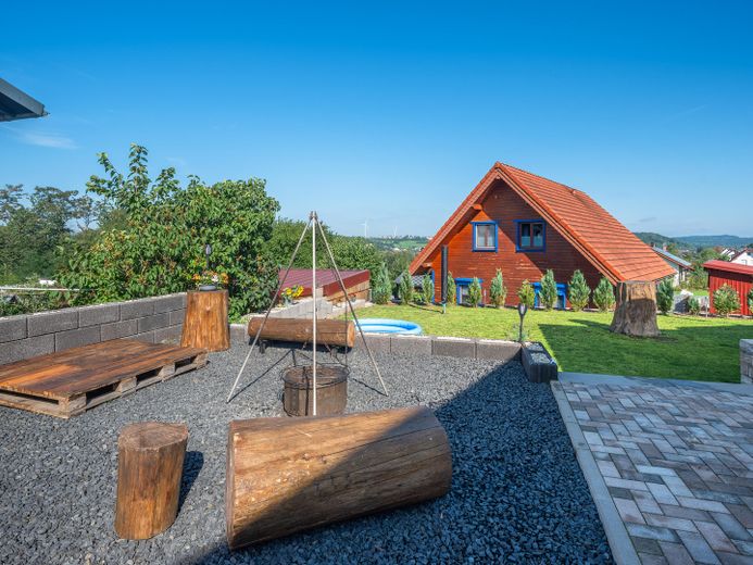 Exklusiver freistehender Bungalow mit Einliegerwohnung, Fernblick, Doppelgarage & großem Garten – Foto 32