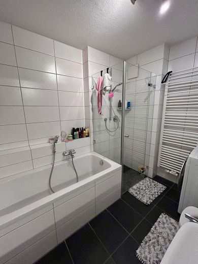 Moderne 2-Zimmer-Neubauwohnung mit hochwertiger EBK - Stilvoll wohnen in bester und ruhiger Lage – Bad 2
