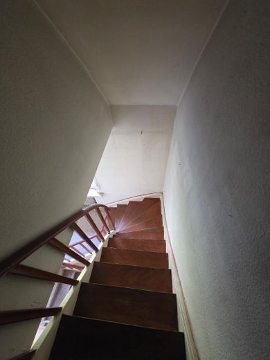 Freistehendes Dornröschen in toller Lage (von privat) – Treppe zum Dachboden