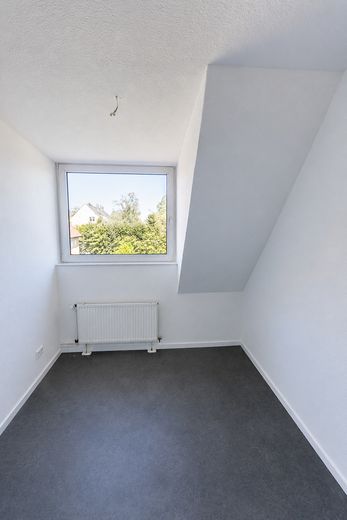 Helle 4-Zimmer Wohnung mit Einbauküche in zentraler Lage – Arbeitszimmer
