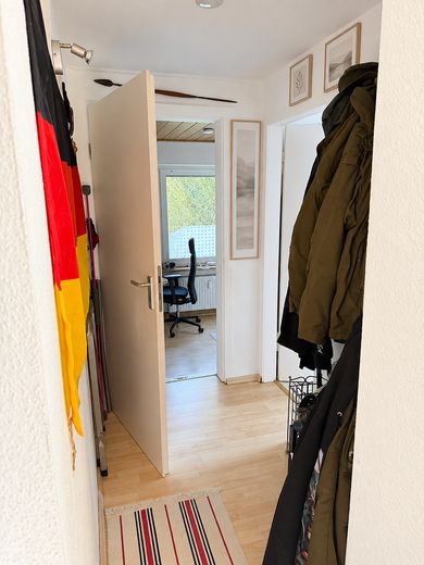 Nach WEG aufgeteiltes MFH, 4 Wohneinheiten, 2 vermietet, 1 frisch renoviert – EG/Apart, Diele