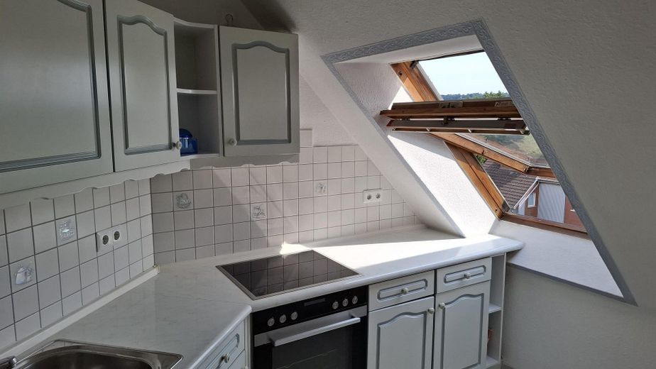 Einbauküche mit Dachfenster