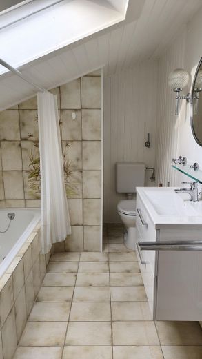 Möbliertes 1 Zimmer Appartment mit Bergblick – Bad