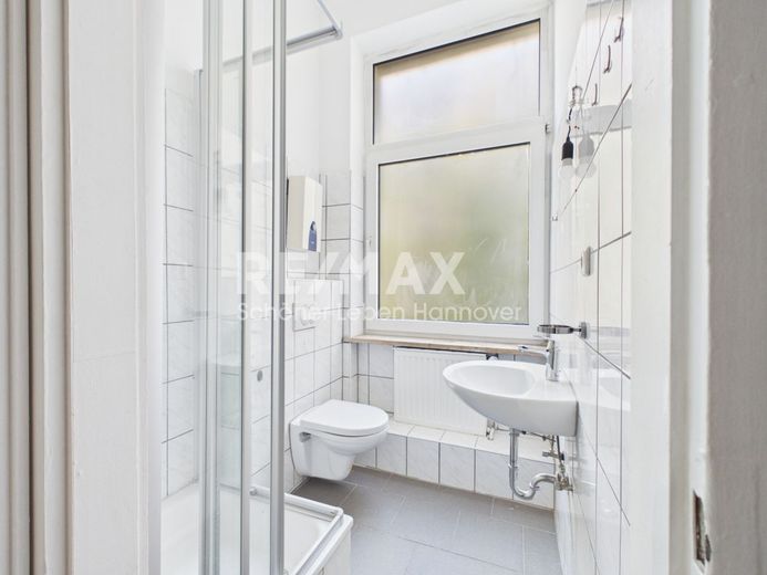 Helle Altbauwohnung mit EBK im 1. OG – Badezimmer