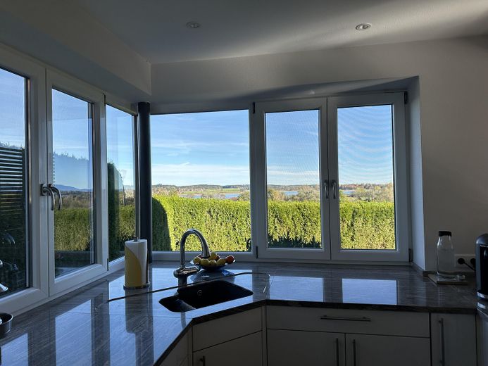 Hochwertiges Einfamilienhaus mit Berg- und Seeblick Nähe  Prien – Ausblick Küche