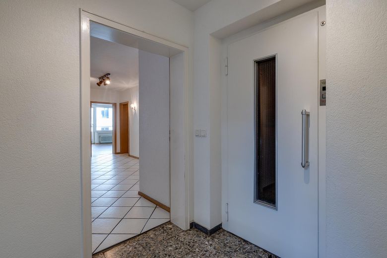 Eingang Wohnung, Aufzugtür