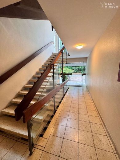 Renovierungsbedürftige Dreizimmerwohnung mit traumhaftem Ausblick – Treppenhaus Eingangsbereich