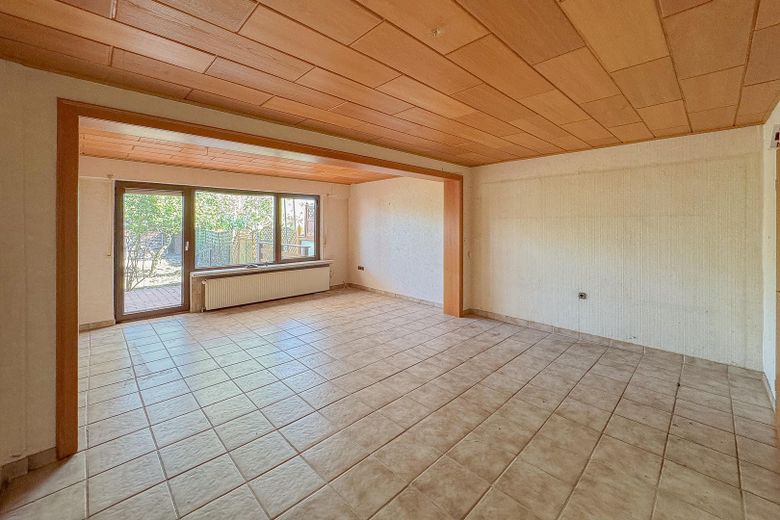 REIHENHAUS – DOPPELGARAGE – TERRASSE – GARTEN – RENOVIERUNGSBEDÜRFTIG – Wohnzimmer - EG