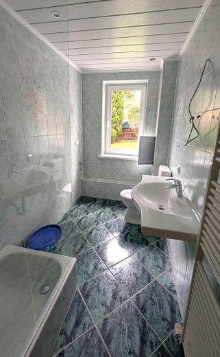 Idyllisch mit Schlossblick - großzügige renovierte 5-Zimmer-Wohnung mit 114 m² & 2 Bädern – Bad