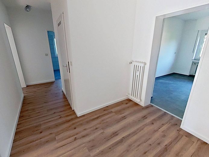 Huzurlu konumda modern yaşam: BALKONLU ve küvetli banyolu geniş 3 odalı daire – Ansicht I: Flur
