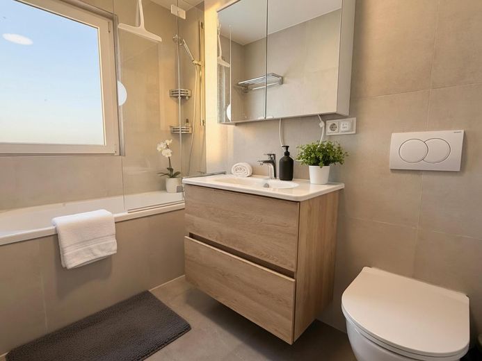 Provisionsfrei: Lichtdurchflutete 4-Zi.-Wohnung, moderner EBK & Loggia nahe U-Bahn / Panzerwiese – Badezimmer