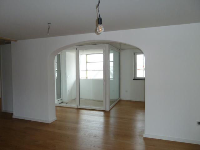Particolare appartamento penthouse di 5 locali con balcone nel centro storico di Bad Tölz – Esszimmer und Loggia