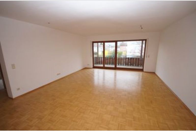 Wohnen in Überlingen: Großzügige 3-Zimmer-Oase mit Balkon, Aussicht & 2 Stellplätzen – Wohnzimmer