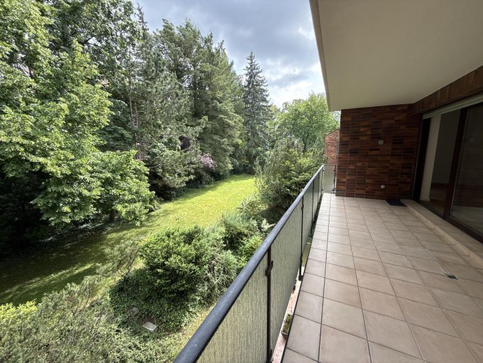 Grunewald 4 odalı daire, ayrıca bahçe, havuz ve garajlı suterre katı – Balkon / Loggia