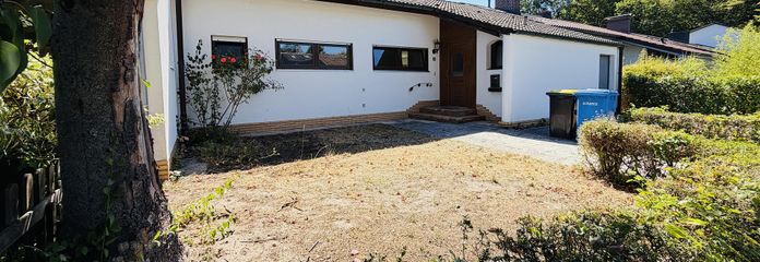 Rohdiamant in Top-Lage: Ebenerdiger Bungalow mit großem Garten – viel Platz für Familien – Hausansicht