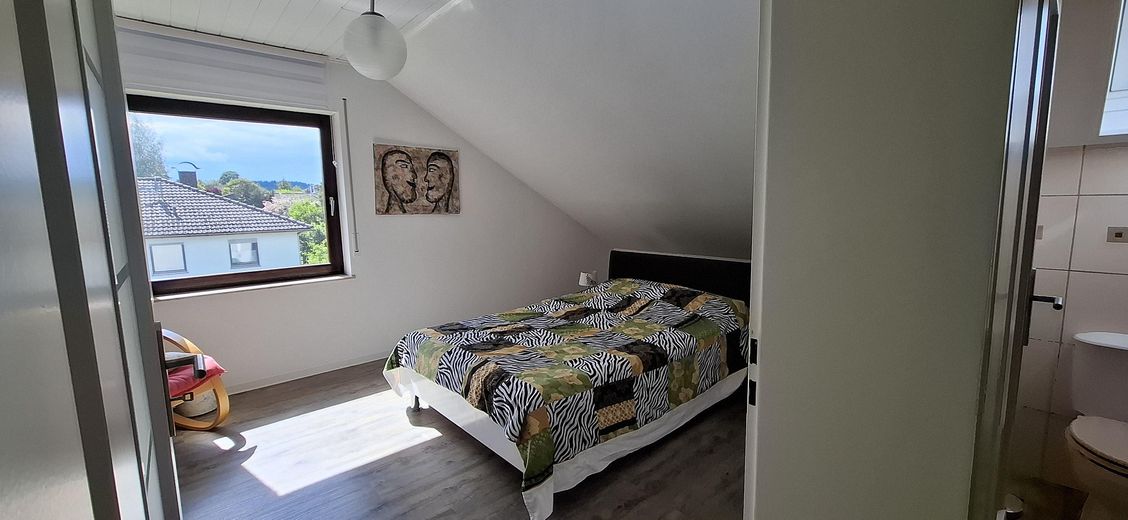Zweifamilienhaus plus Appartement - Provisionsfrei – 1. Schlafzimmer Obergeschoss
