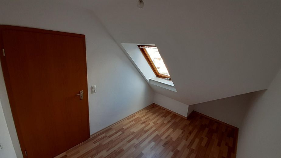 Balkonlu ve genişletme potansiyeline sahip bakımlı 3 odalı çatı katı dairesi – Aichach’ta 67 m² – Büro/ Ankleidezimmer