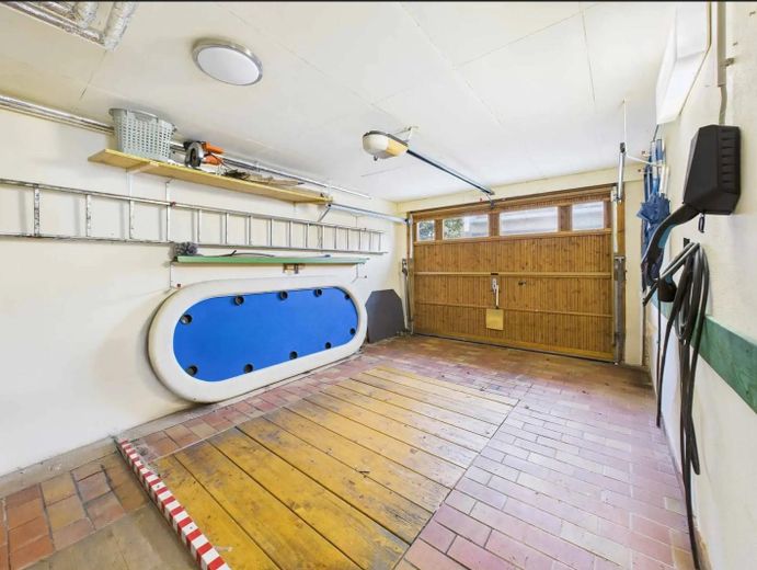Garage mit Grube und Wallbox
