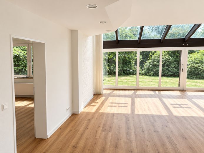 Spacious garden apartment with an exceptional living area, terrace, and direct views of greenery – Zugang Masterschlafzimmer
