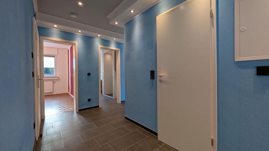 Ampio appartamento con terrazza, due bagni, garage e annesso versatile - senza provvigione – Flur (2)