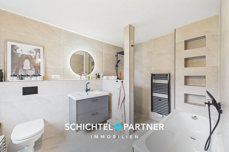 Osterholz | Bezugsfrei: Familienhaus mit liebevollem Garten und Garage – S&amp;P | Badezimmer
