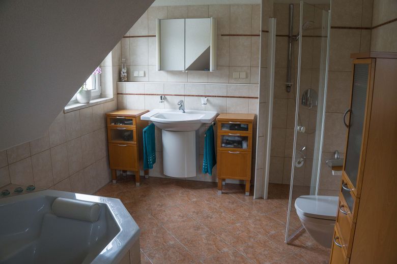 Bad mit Dusche + Wanne