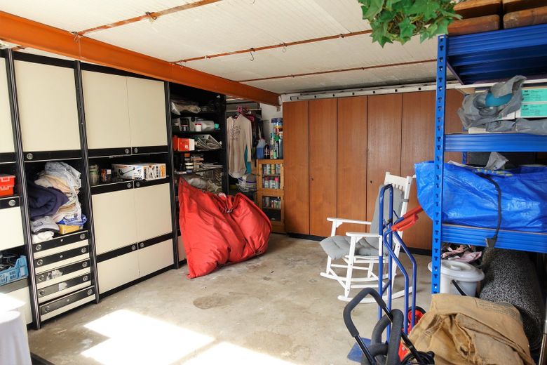 Garage mit Schränken