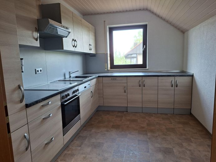 Sehr gepflegtes Zweifamilienwohnhaus in ruhige Wohnlage mit großem, sonnigem Gartengrundstück – Küche OG