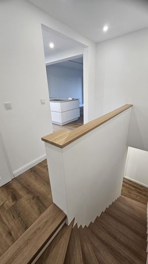 Stilvoll kernsaniert – helle Maisonettewhg m. neuer EBK, Balkon & Terrasse im begehrten Geteviertel – Treppe und Flur Ansicht 1