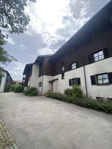 Für Kapitalanleger | Vermietete helle 2,5-Zimmer Wohnung mit Balkon und Potential – Außenansicht Wohnanlage