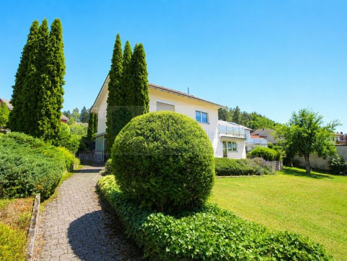 Abitare con vista panoramica sulla Baar: curata casa bifamiliare in posizione soleggiata con vista e giardino gradevole, con 2 garage a DS-Grüningen – Foto 1