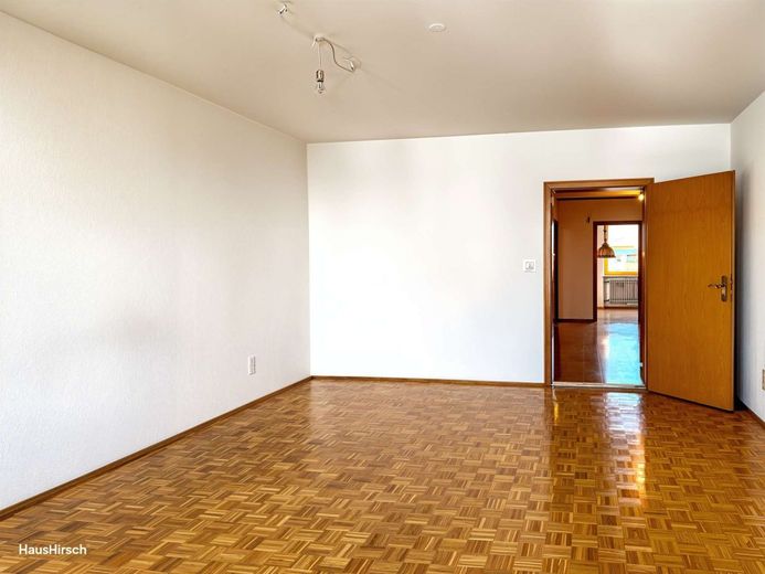 Stilvolle 3,5-Zimmer-Wohnung mit Loggia &amp; Alpenblick am Leonrodplatz über den Dächern Münchens – Wohnzimmer