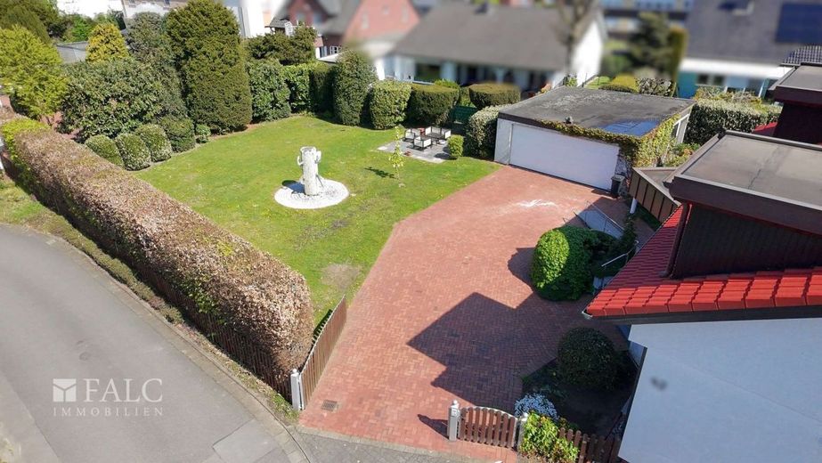 Großzügiges Zweifamilienhaus mit Einliegerhaus, 1.571 m² Grundstück – Außenansicht Bauplatz