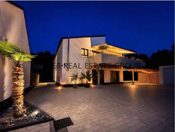 Exklusive Luxusvilla in 85095 Denkendorf - Einliegerwohnung, XXL-Garage, Südgarten &amp; unverbaubarer Weitblick! – Außenansicht