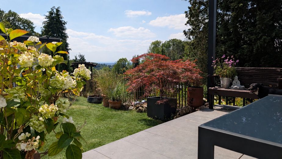 Komisyonsuz: 2023 yeni yapı, A, 178 m² yaşam/kullanım alanı, 1–2 birim, BGL, uzak manzara, şehir merkezine yakın, fotovoltaik sistem ve klima – Terrasse mit Fernblick