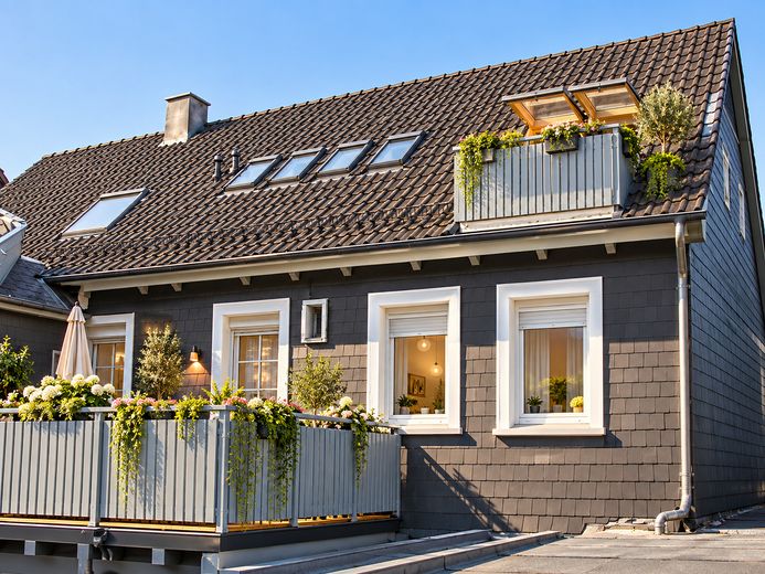 Toplage, helles Dachgeschoss mit Südbalkon und Einbauküche! – Balkon
