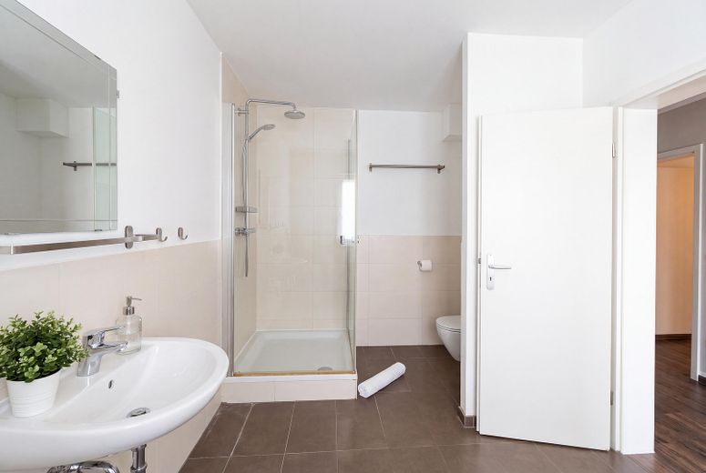 Helle 3-Zimmer-Erdgeschosswohnung mit Terrasse und EBK - ca. 110 m², neuwertig – Foto 3